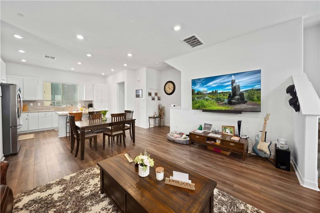Valencia, CA 91381,27014 Hummingbird LN