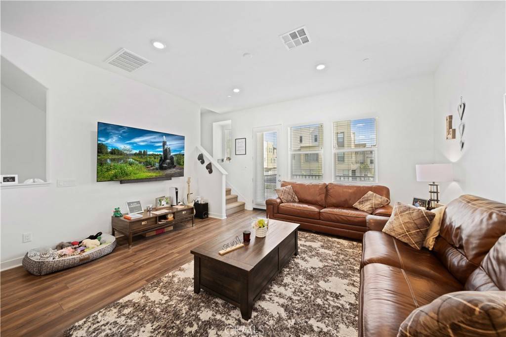 Valencia, CA 91381,27014 Hummingbird LN