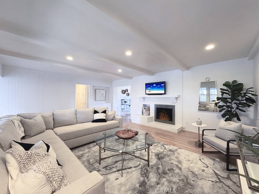 Woodland Hills, CA 91364,22217 Cass AVE