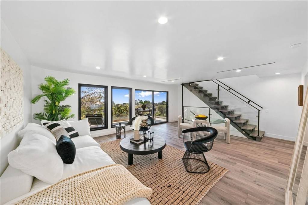 Los Angeles, CA 90046,8960 Crescent DR