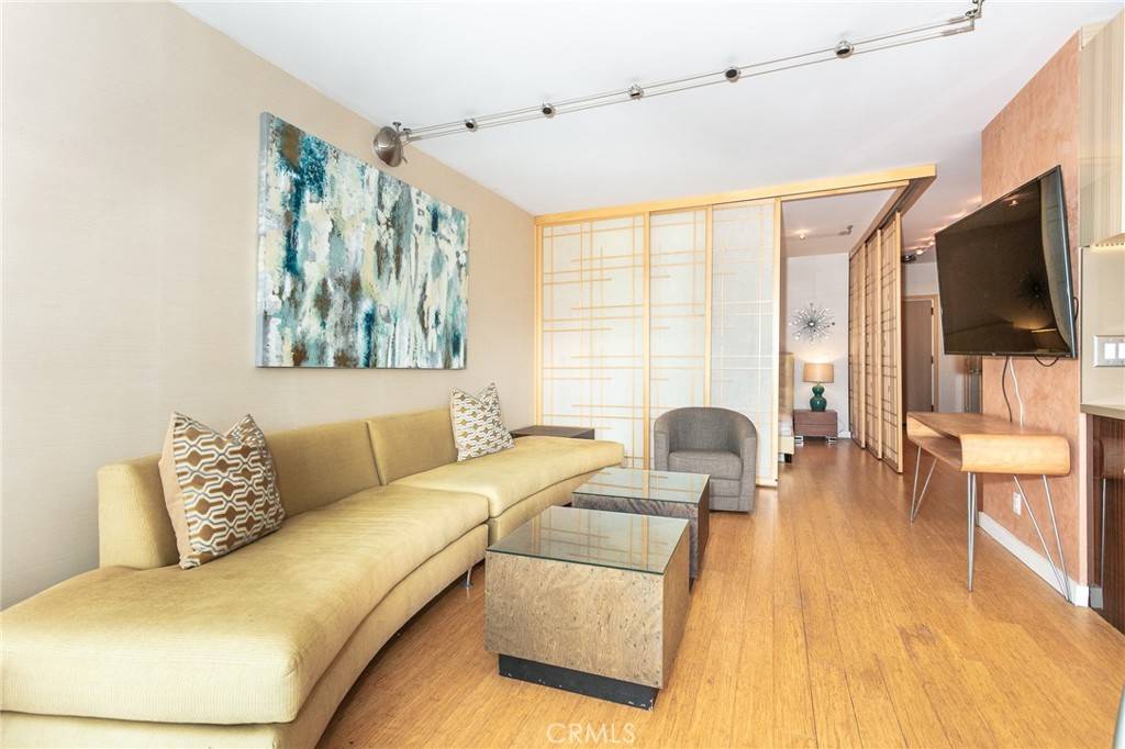 West Hollywood, CA 90069,999 N Doheny DR #402