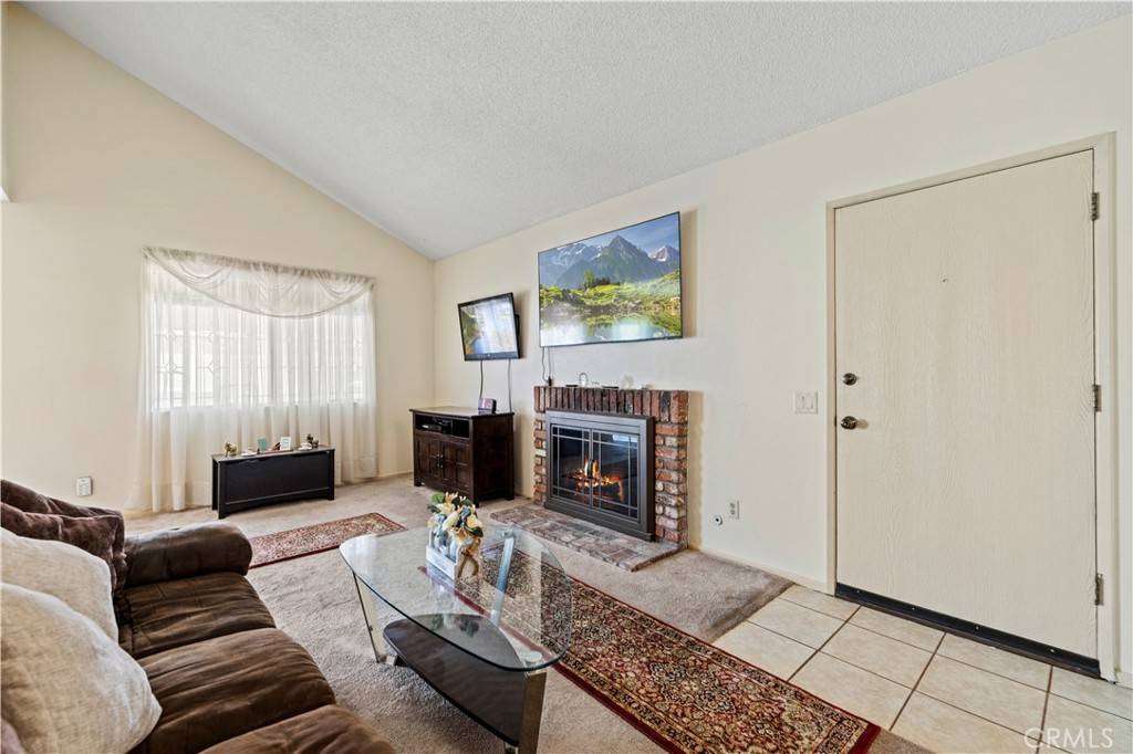 Newhall, CA 91321,25273 Avenida Dorena