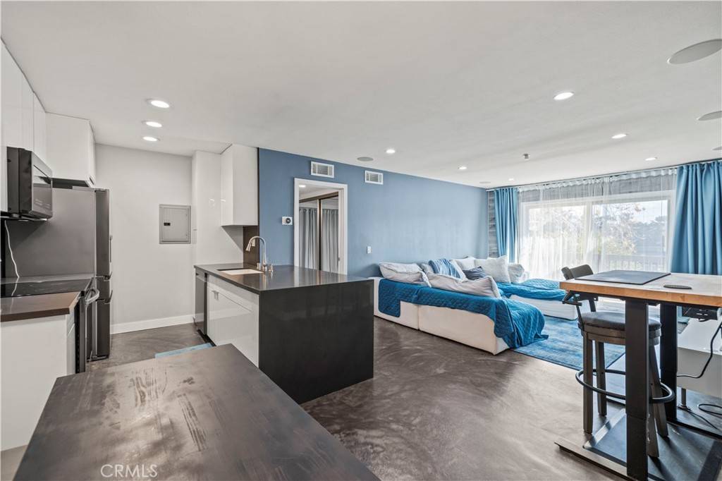 Valencia, CA 91355,23515 Lyons AVE #246