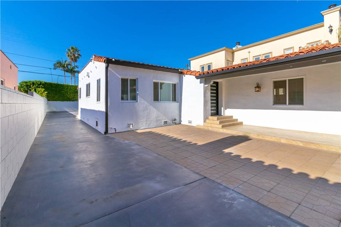 Beverly Hills, CA 90211,161 N Willaman DR