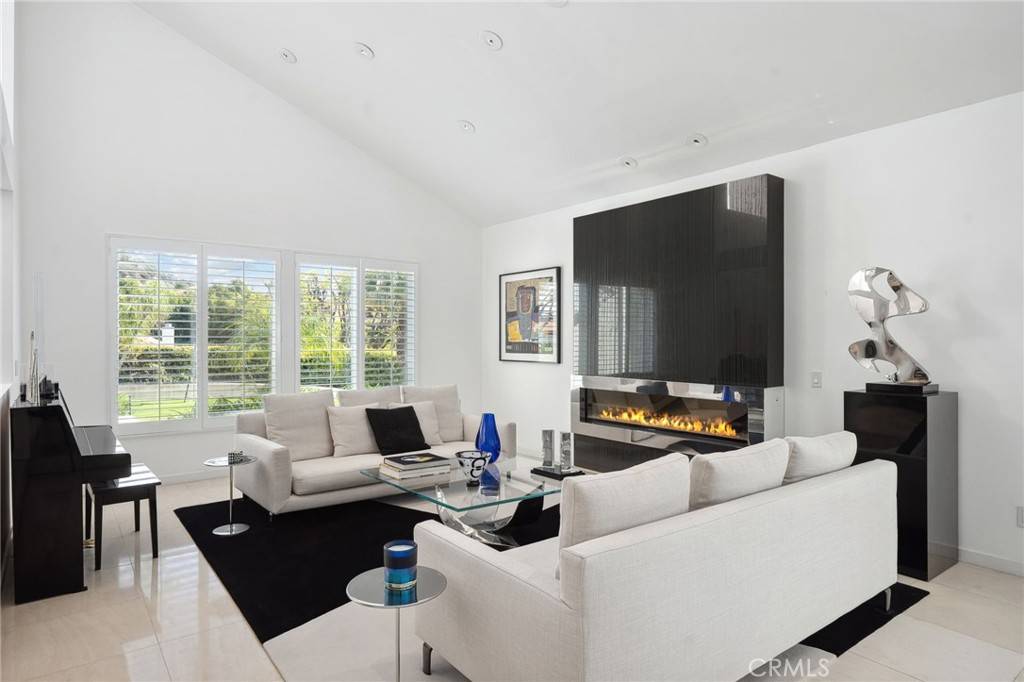 Los Angeles, CA 90077,2975 Tiffany CIR