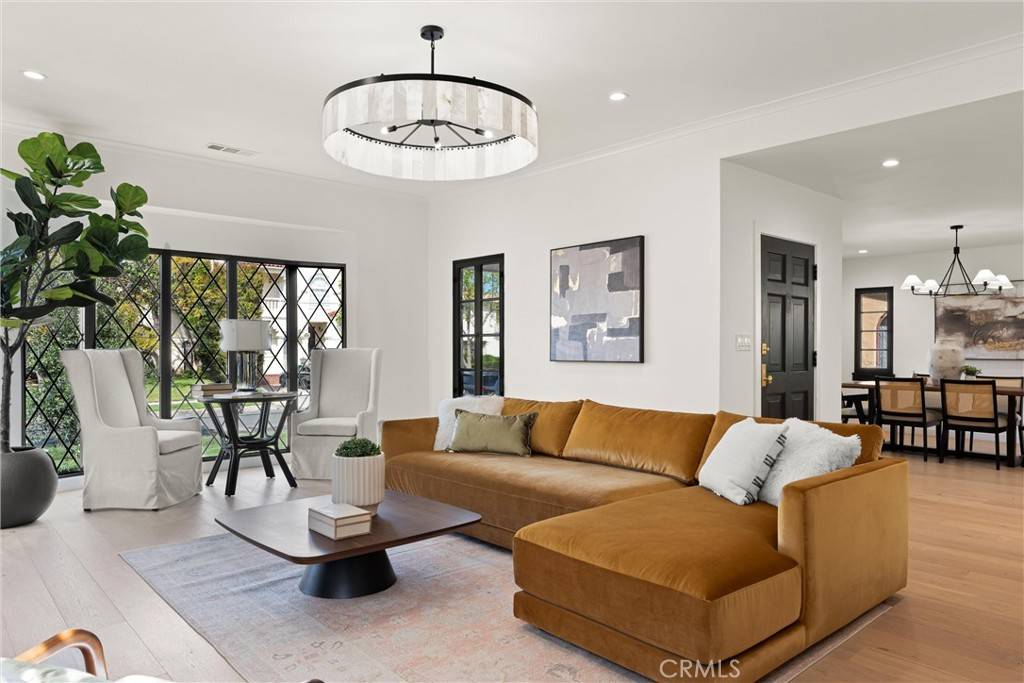 Los Angeles, CA 90036,158 S Formosa AVE