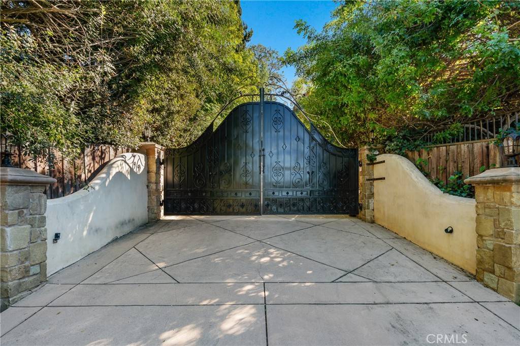 Tarzana, CA 91356,19554 Wells DR
