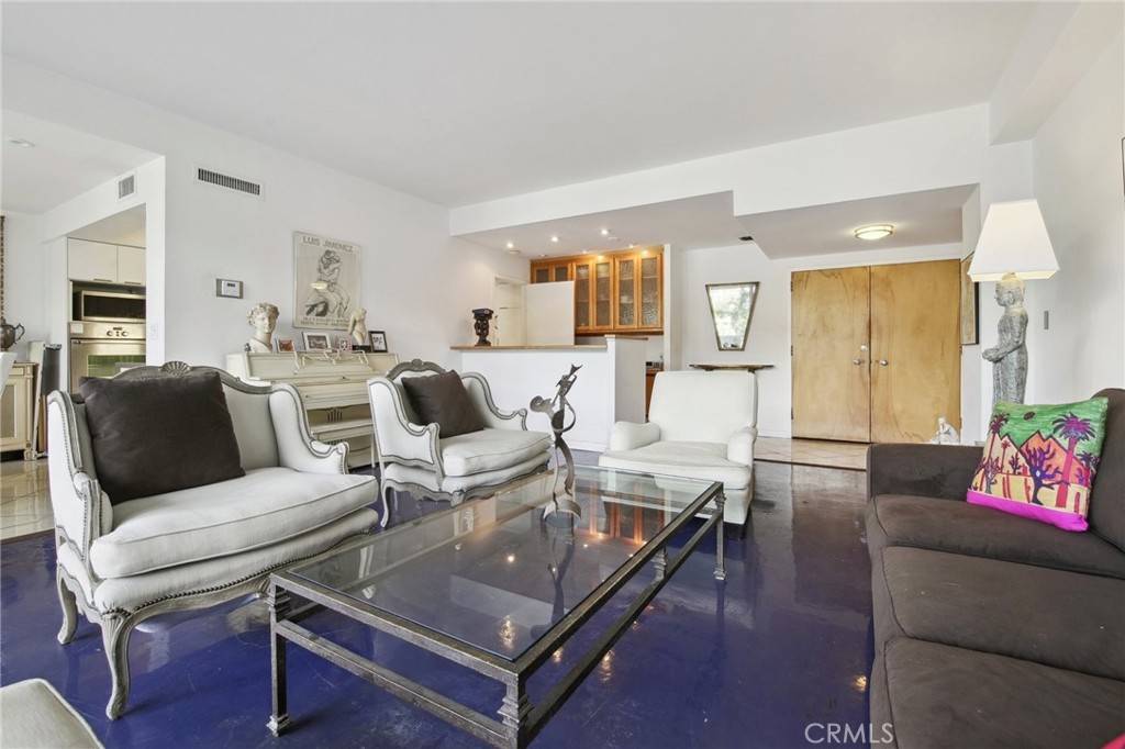 West Hollywood, CA 90069,818 N Doheny DR #305