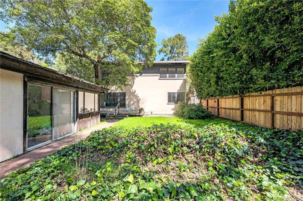Los Angeles, CA 90068,2521 Rinconia DR