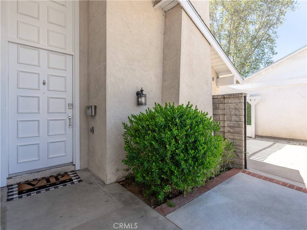 Valencia, CA 91355,23952 Via Copeta
