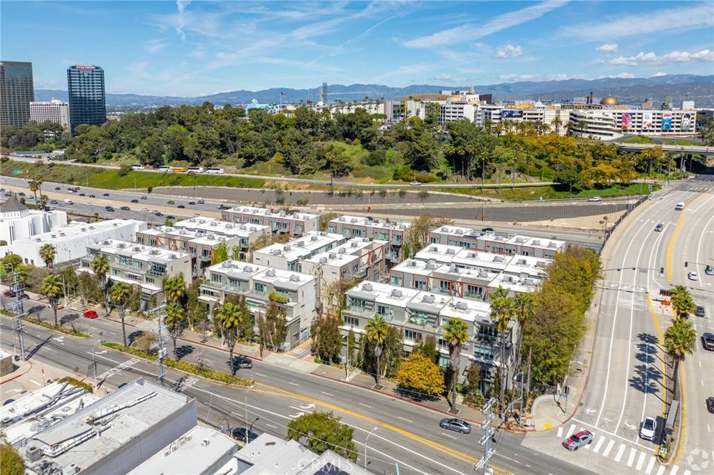 Los Angeles, CA 90068,3450 Cahuenga BLVD W #303
