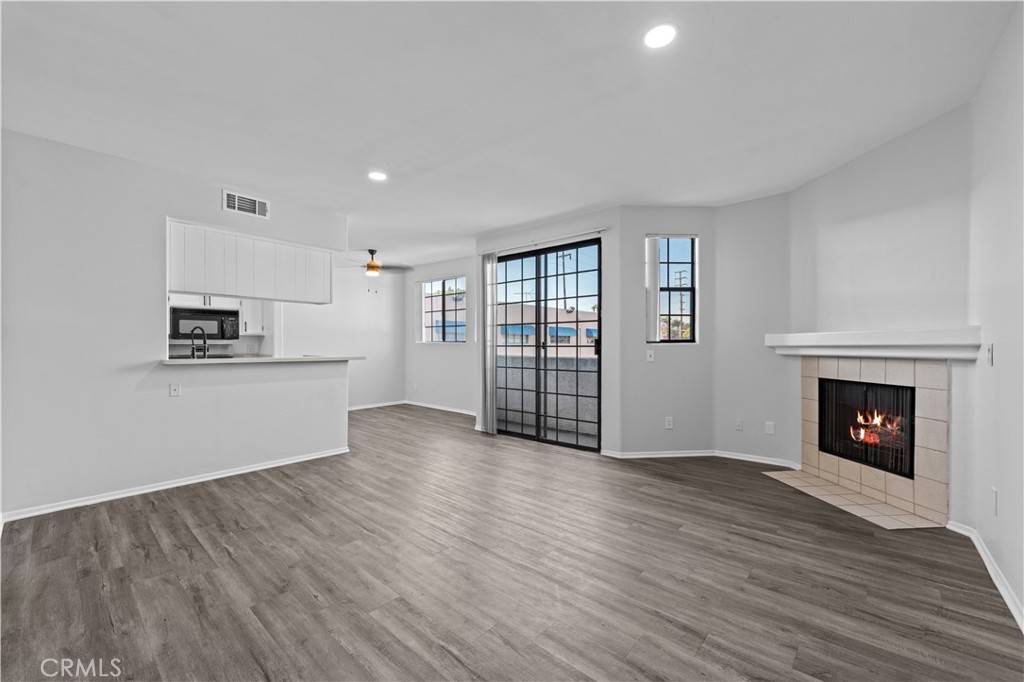 Burbank, CA 91505,526 N Hollywood WAY