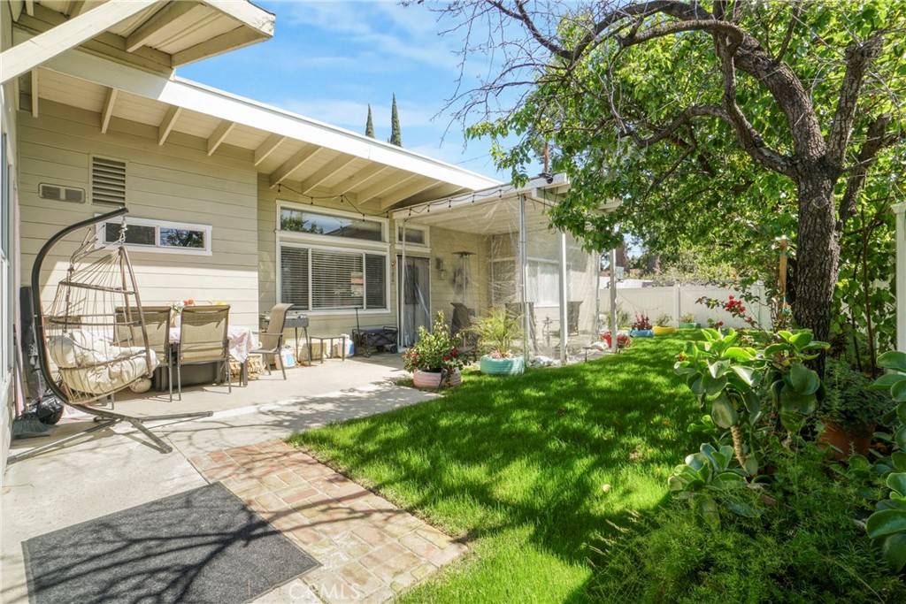 Northridge, CA 91325,8922 Chimineas AVE