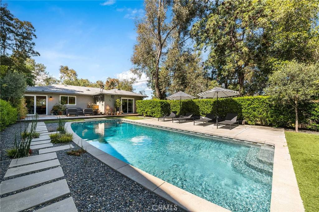 Los Angeles, CA 90068,3126 Oakcrest DR