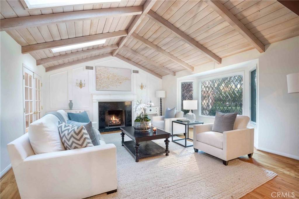 23341 Ostronic DR Woodland Hills, CA 91367