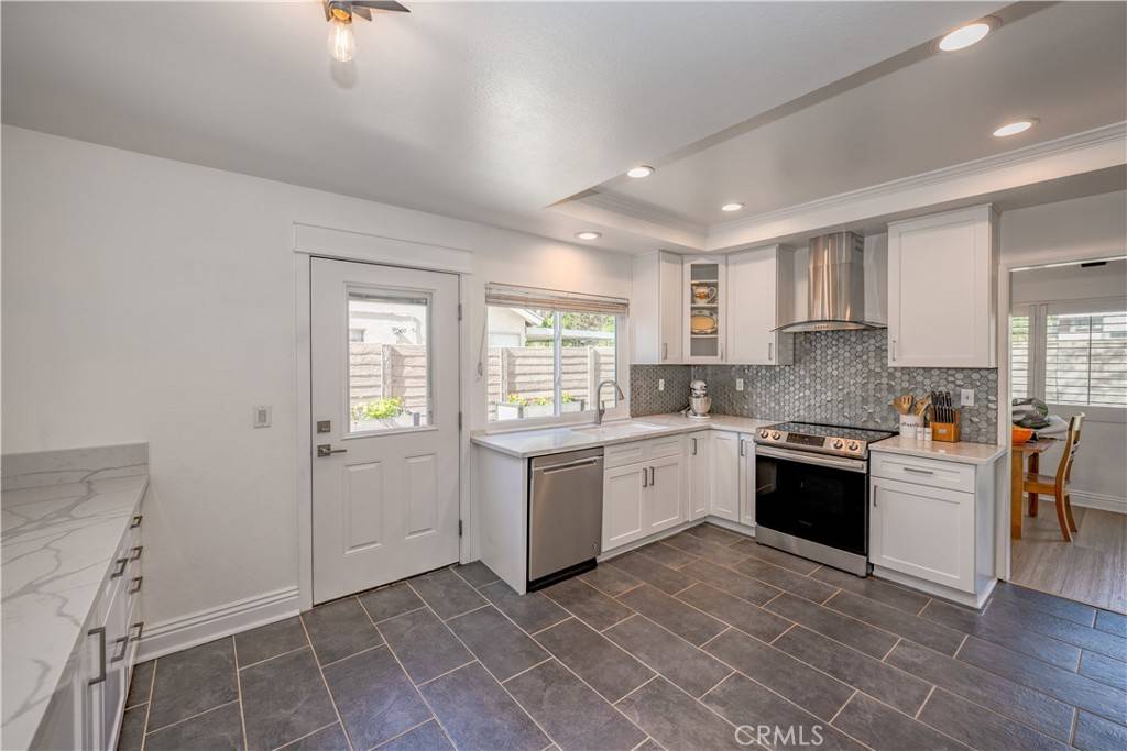 Valencia, CA 91355,23863 Via Jacara