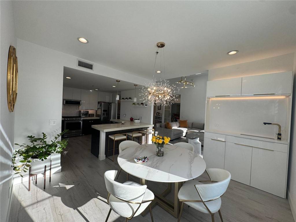 Encino, CA 91316,5350 White Oak AVE #401