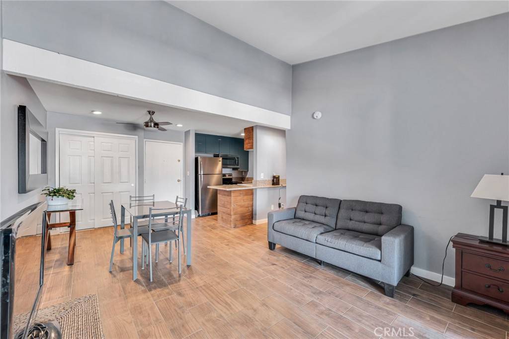 Canoga Park, CA 91304,21800 Schoenborn ST #318