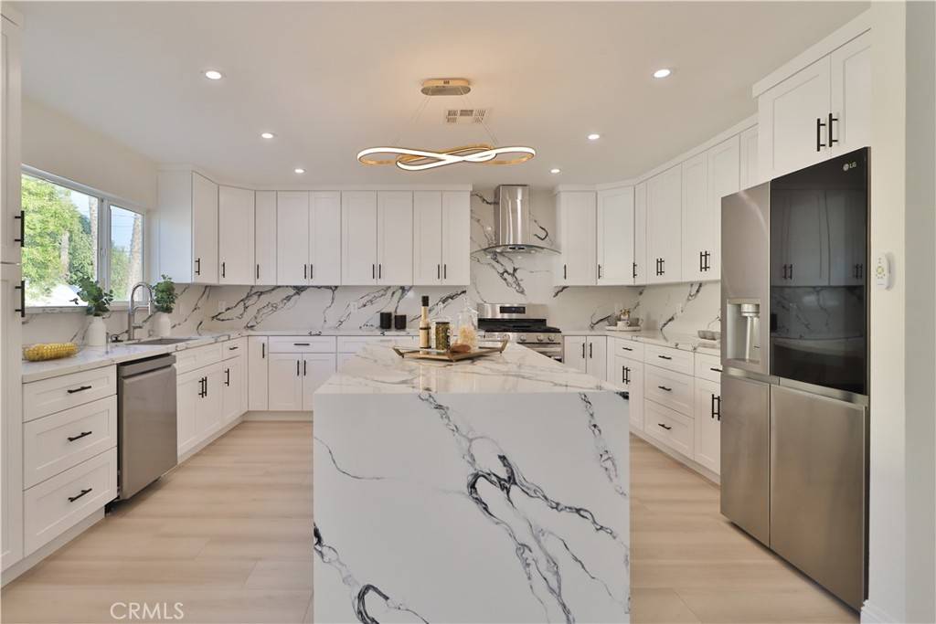 Woodland Hills, CA 91303,22133 Victory BLVD