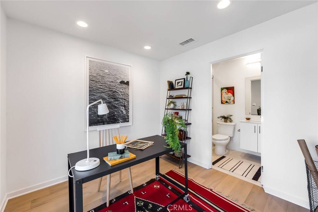 Valley Village, CA 91602,11580 Riverside DR