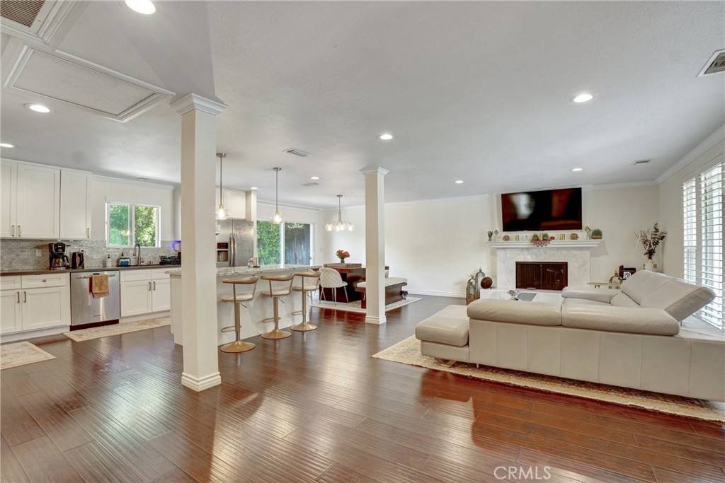 Woodland Hills, CA 91364,22605 Mulholland DR