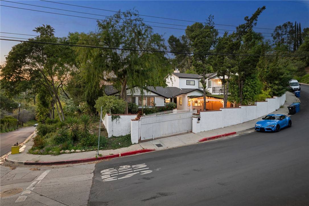 Encino, CA 91436,3601 Dellvale PL