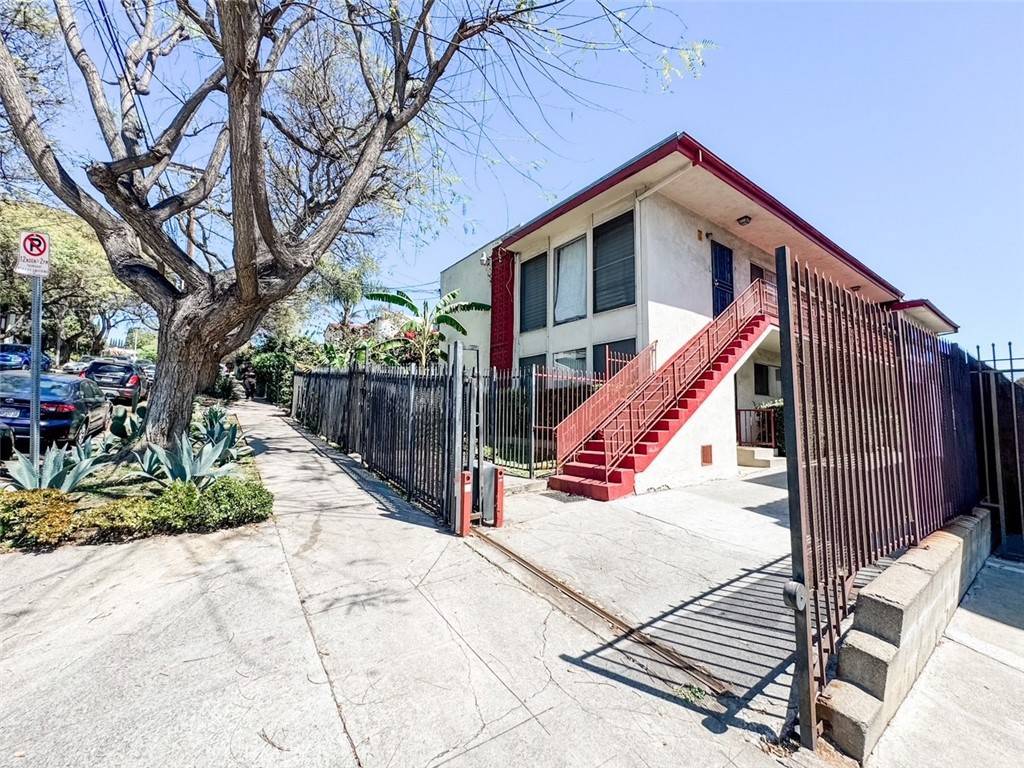 Los Angeles, CA 90026,636 Robinson ST