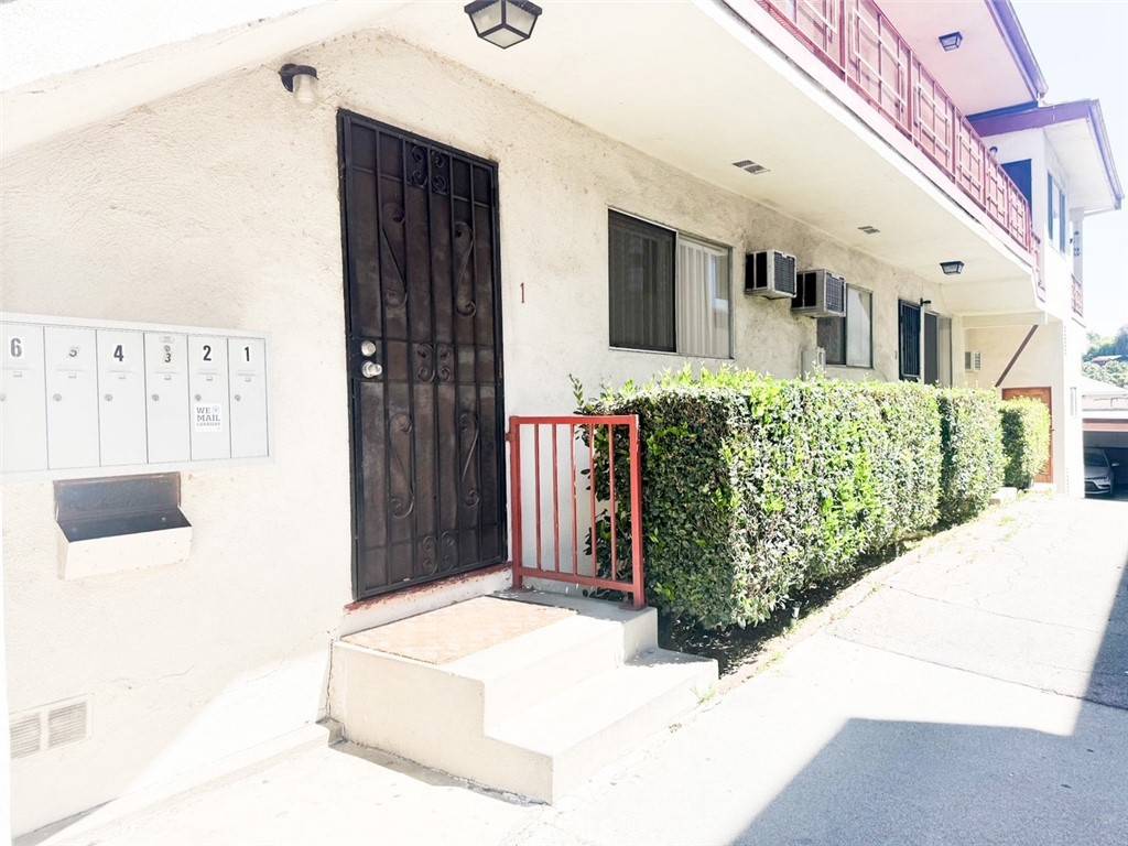 Los Angeles, CA 90026,636 Robinson ST