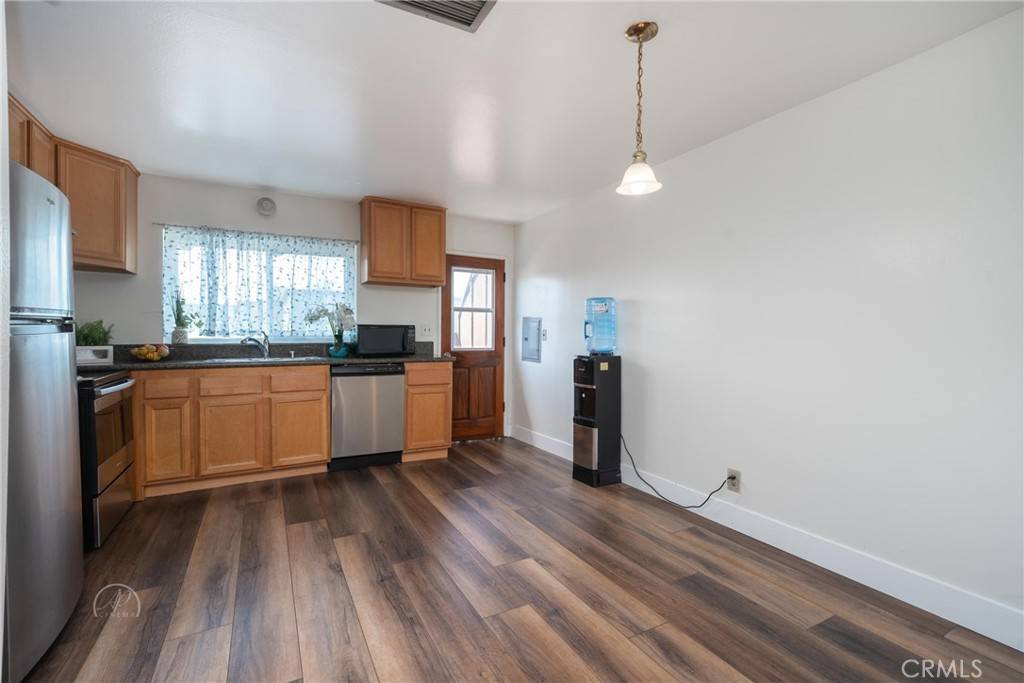 Van Nuys, CA 91405,7300 Lennox Ave #B7