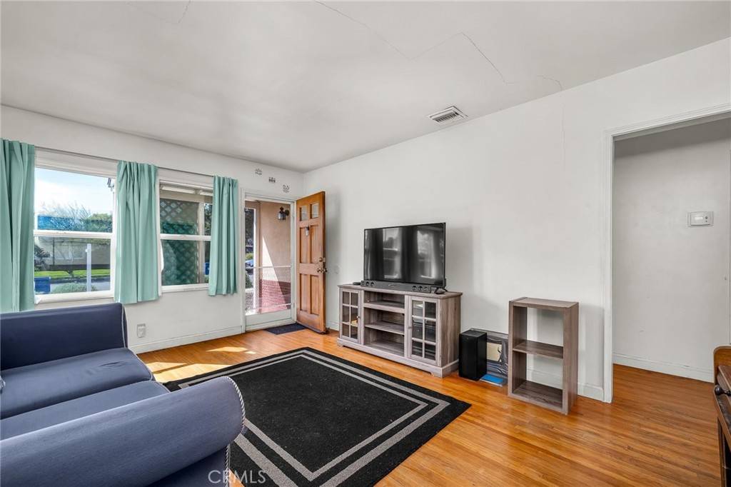 North Hollywood, CA 91601,5818 Troost AVE