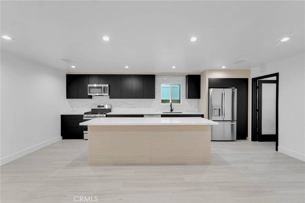 West Hills, CA 91307,23032 Hamlin ST