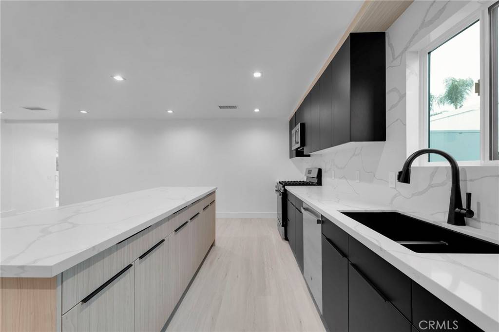 West Hills, CA 91307,23032 Hamlin ST