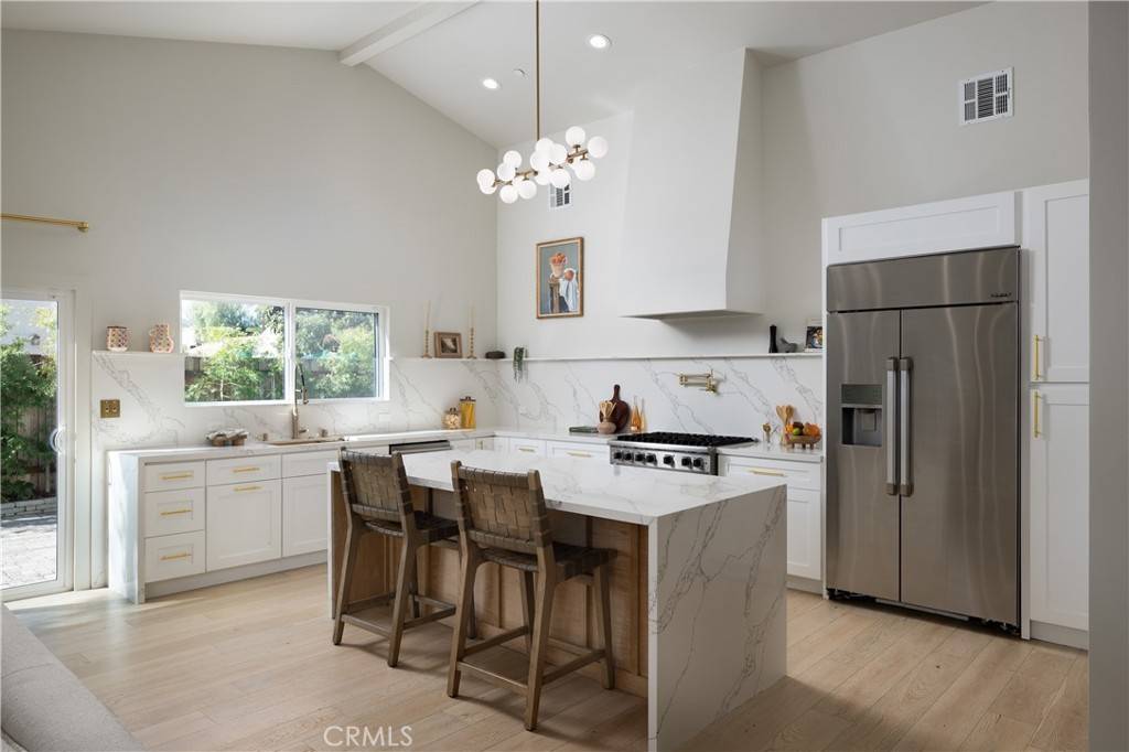 Encino, CA 91316,5839 White Oak AVE