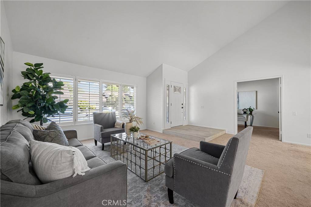 Valencia, CA 91355,23520 Via Farol