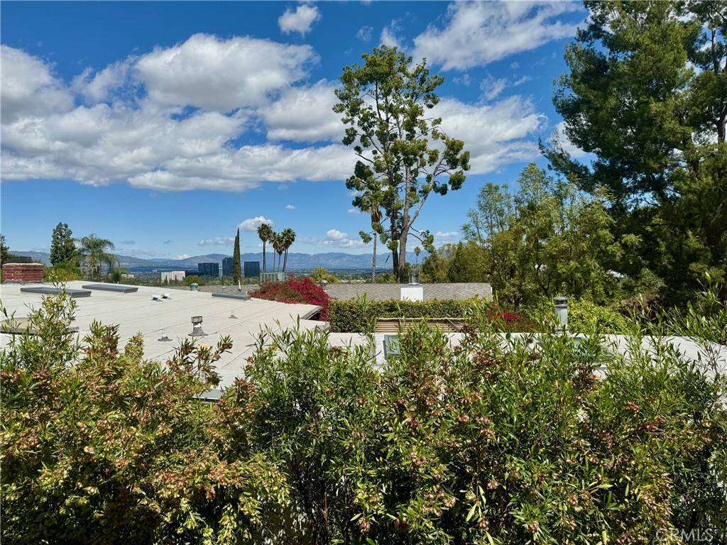 Woodland Hills, CA 91364,22385 Macfarlane DR