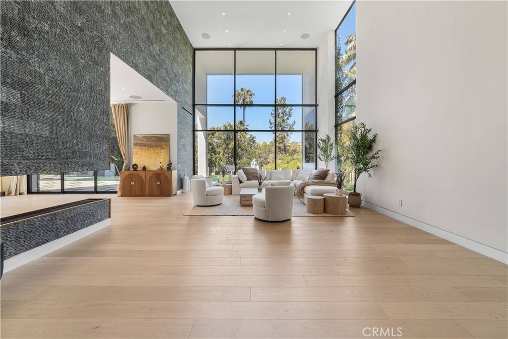 Beverly Hills, CA 90210,1024 Summit DR