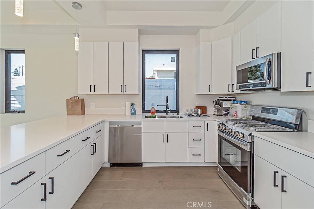 Los Angeles, CA 90029,1205 Manzanita ST