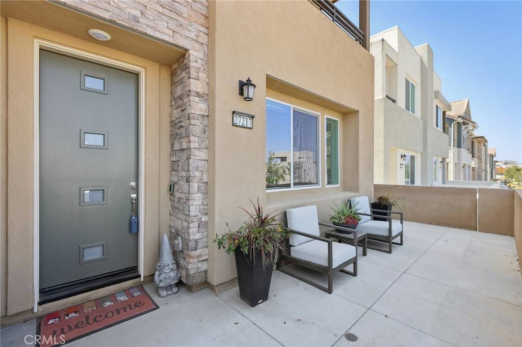 Valencia, CA 91381,27217 Red Willow CT