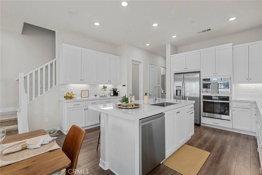 Valencia, CA 91381,27209 Red Willow CT