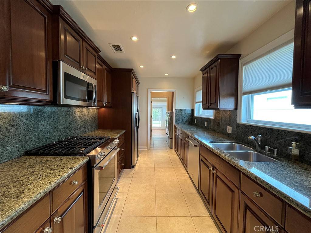Encino, CA 91316,17613 Bessemer ST