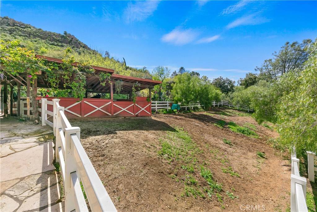 Agoura Hills, CA 91301,29012 Crags DR