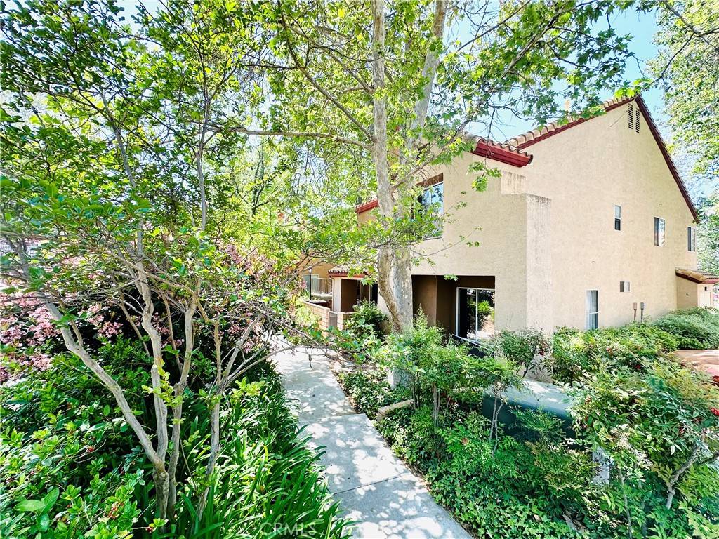 Saugus, CA 91350,22703 Copper Hill DR #2