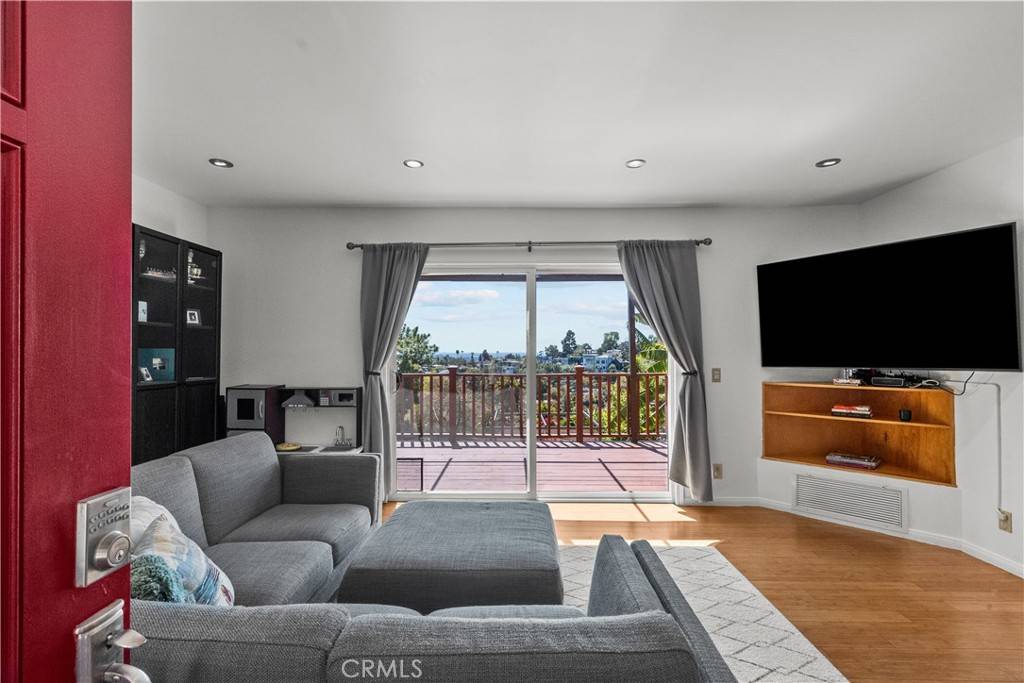 Los Angeles, CA 90065,637 Sunnyhill DR