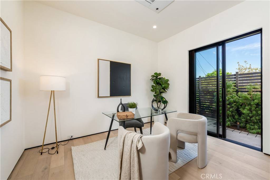 Los Angeles, CA 90026,2219 Starview LN