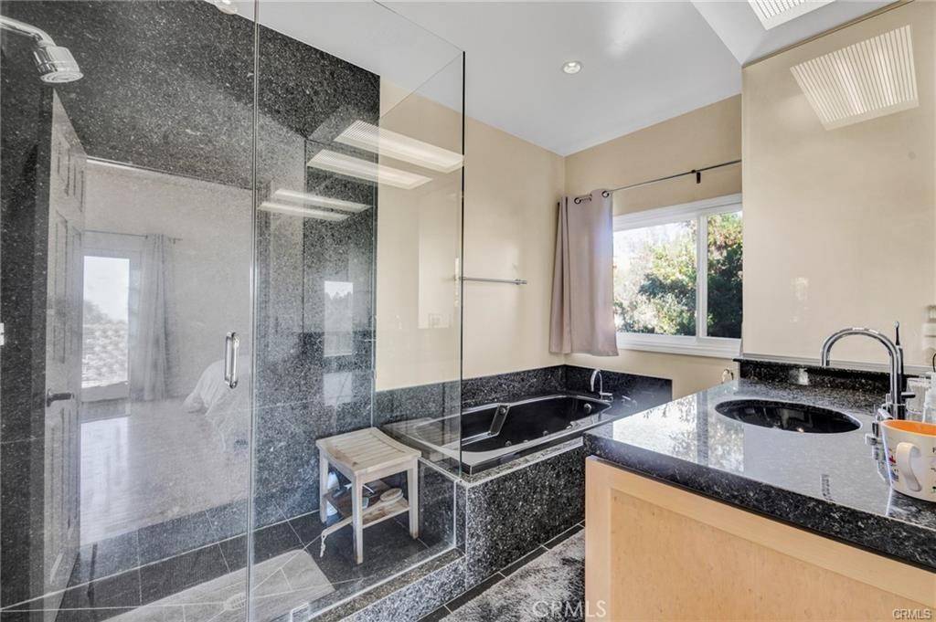 Woodland Hills, CA 91364,5084 Campo RD