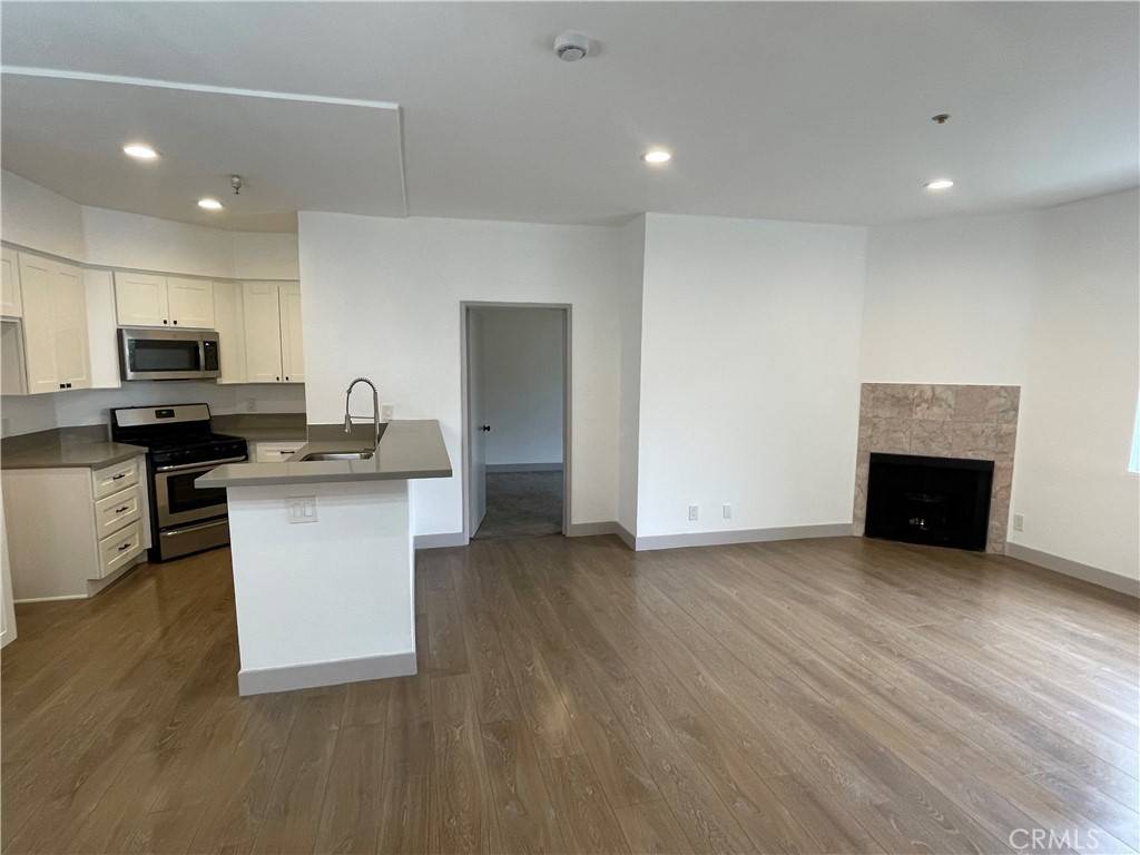 Van Nuys, CA 91411,14914 Hamlin ST #105
