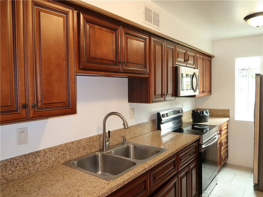 Reseda, CA 91335,8055 Canby AVE #5