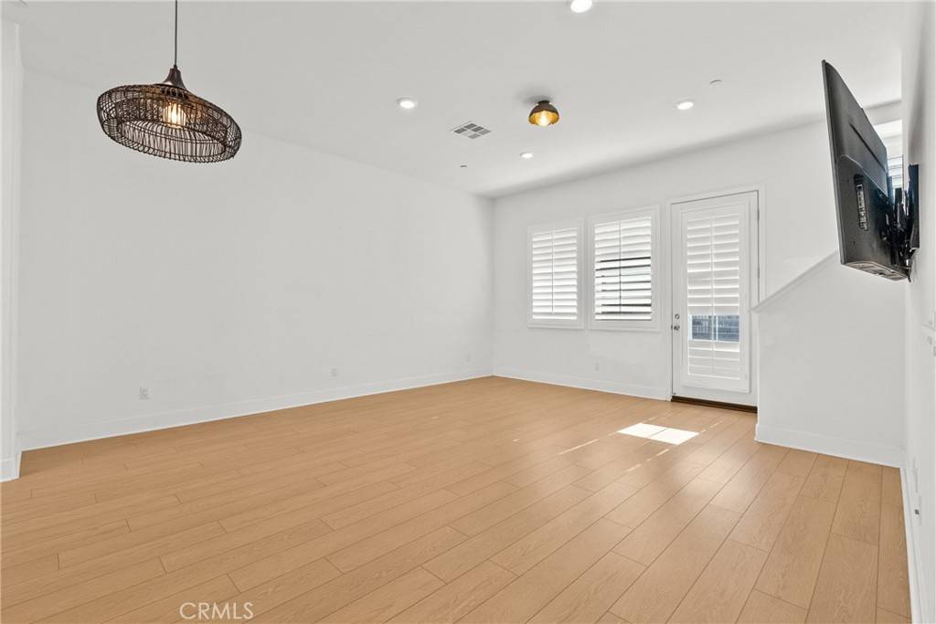 Valencia, CA 91381,27068 Deer WAY