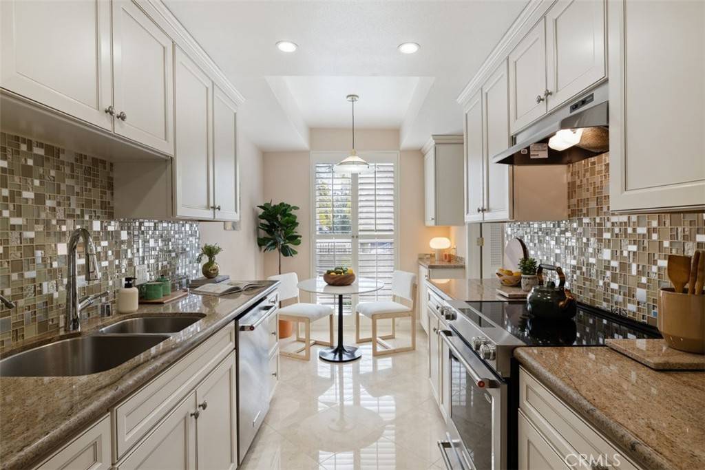 Encino, CA 91316,4949 Genesta AVE #208