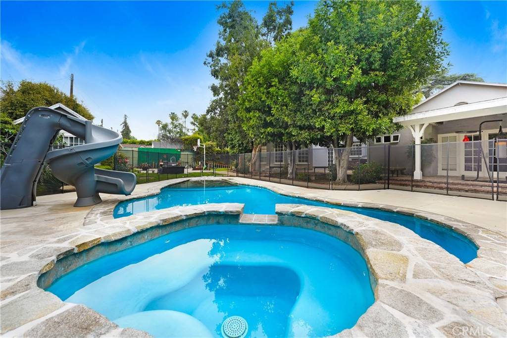 Granada Hills, CA 91344,10915 White Oak AVE